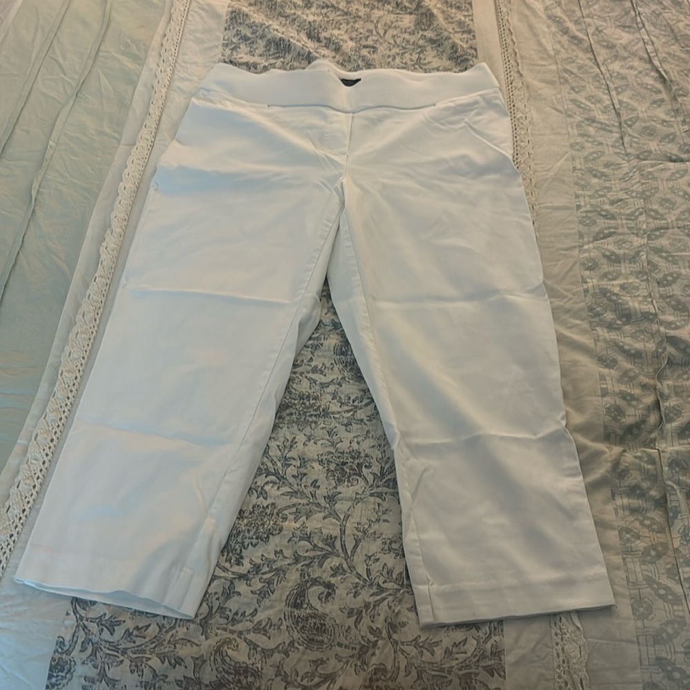 EUC White pull on style pants apt 9